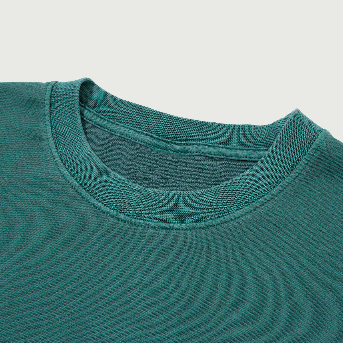 תקריב פרטי הבד והגימור של חולצת JINX IT Oversized 260GSM