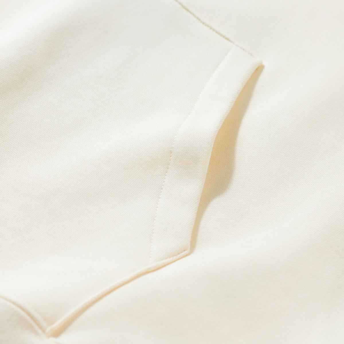 תקריב פרטי הקפוצ׳ון של JINX BRUSHED FLEECE