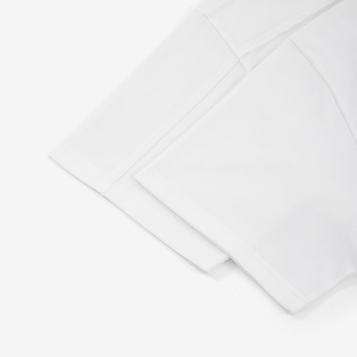 תקריב על גימור Coverstitch בשרוול החולצה — JINX IT