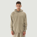 דוגמן לובש JINX BRUSHED FLEECE – קפוצ׳ון 380GSM בצבע בז׳ במבט קדמי