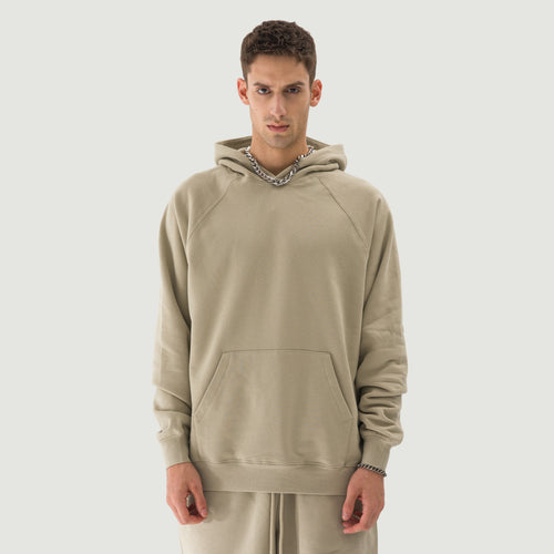 דוגמן לובש JINX BRUSHED FLEECE – קפוצ׳ון 380GSM בצבע בז׳ במבט קדמי