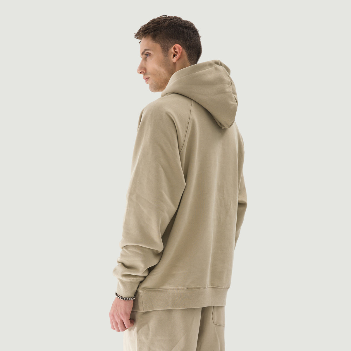 דוגמן לובש JINX BRUSHED FLEECE – קפוצ׳ון 380GSM בצבע בז׳