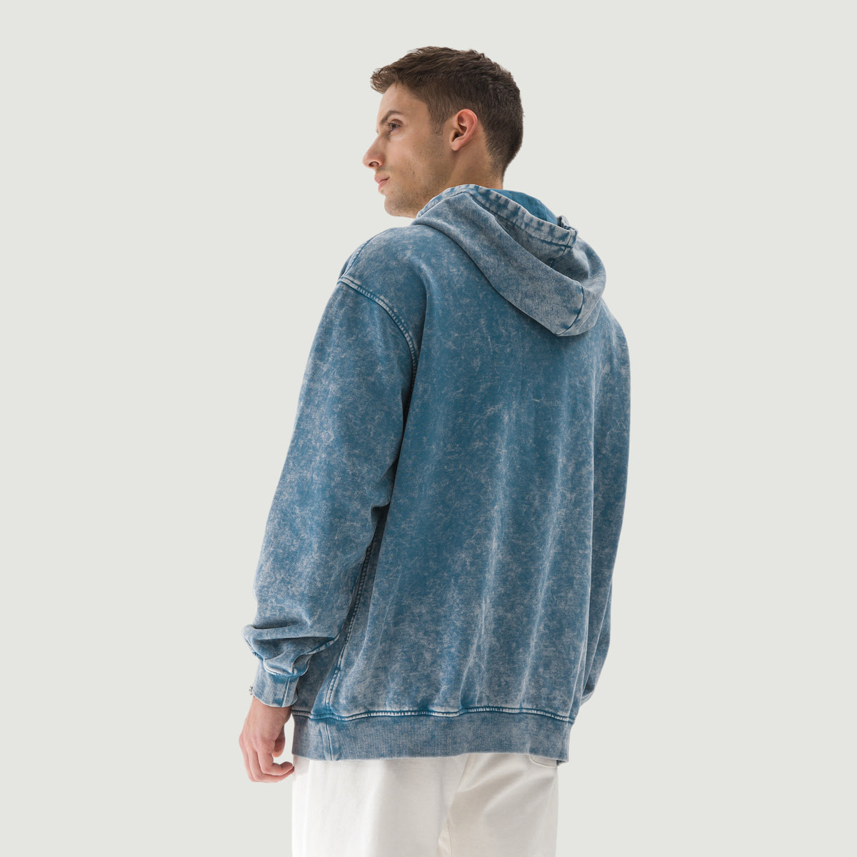דוגמן לובש JINX HEAVY FADE – קפוצ׳ון Oversized 440GSM כחול Faded במבט אחורי