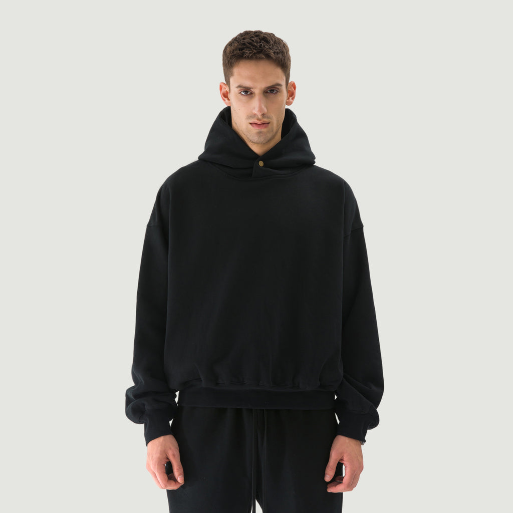 דוגמן לובש JINX SNAP FLEECE – קפוצ׳ון שחור במבט קדמי