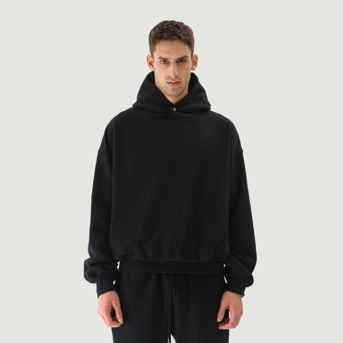 דוגמן לובש JINX SNAP FLEECE – קפוצ׳ון שחור במבט קדמי