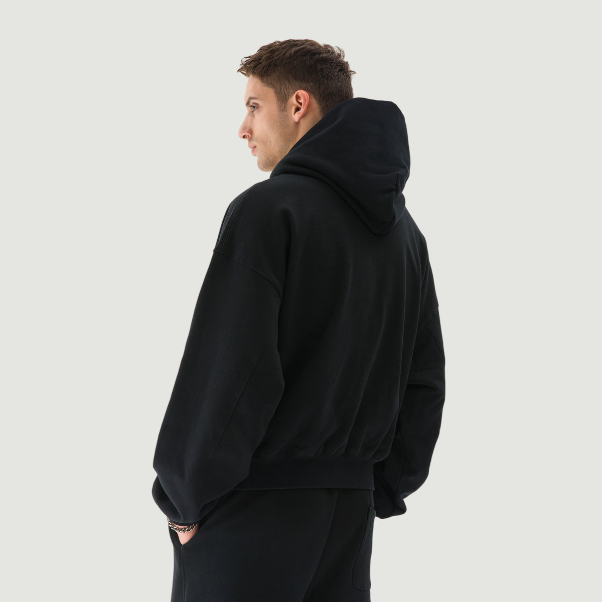 דוגמן לובש JINX SNAP FLEECE – קפוצ׳ון שחור במבט אחורי