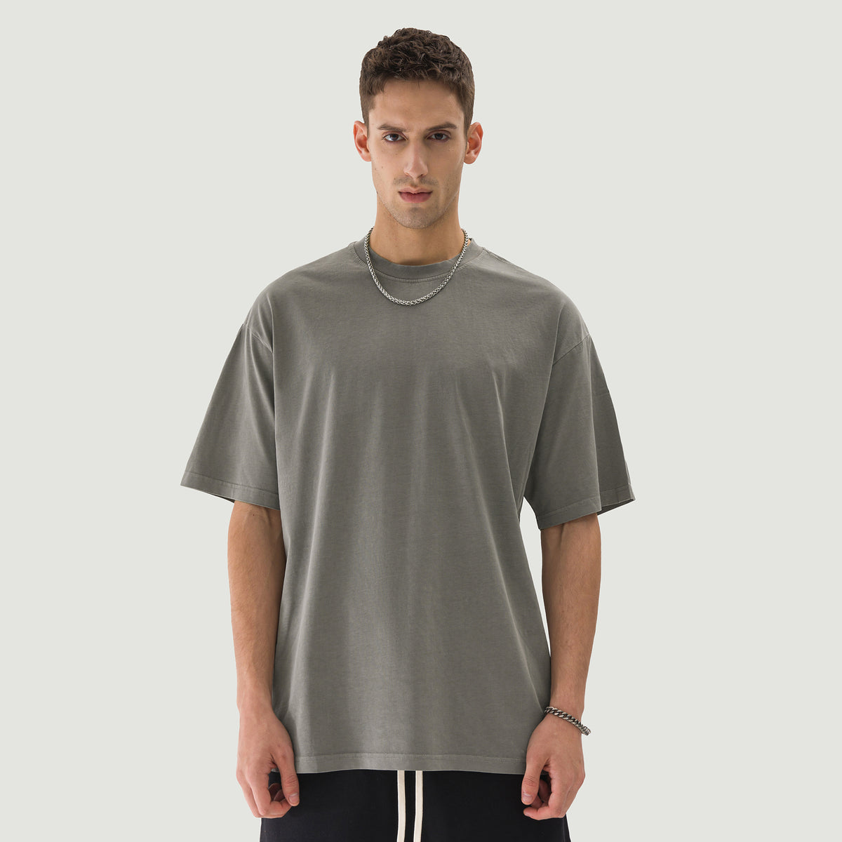 דוגמן לובש JINX WASHED – חולצת JINX IT 200GSM בצבע אפור במבט קדמי