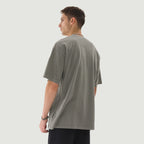דוגמן לובש JINX WASHED – חולצת JINX IT 200GSM בצבע אפור במבט אחורי