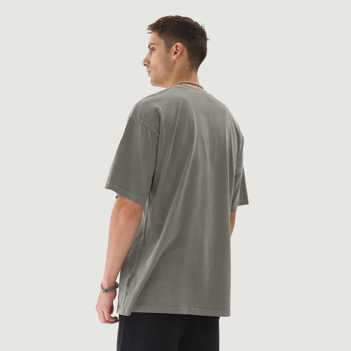 דוגמן לובש JINX WASHED – חולצת JINX IT 200GSM בצבע אפור במבט אחורי