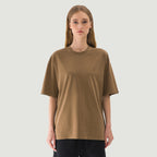 דוגמנית לובשת JINX WASHED – חולצת JINX IT 200GSM בצבע חום במבט קדמי