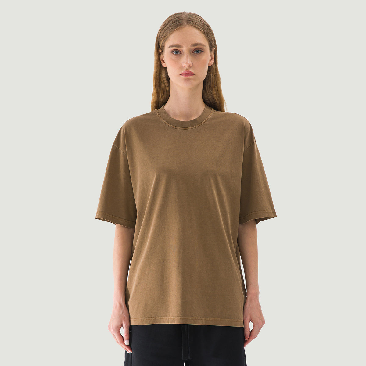 דוגמנית לובשת JINX WASHED – חולצת JINX IT 200GSM בצבע חום במבט קדמי