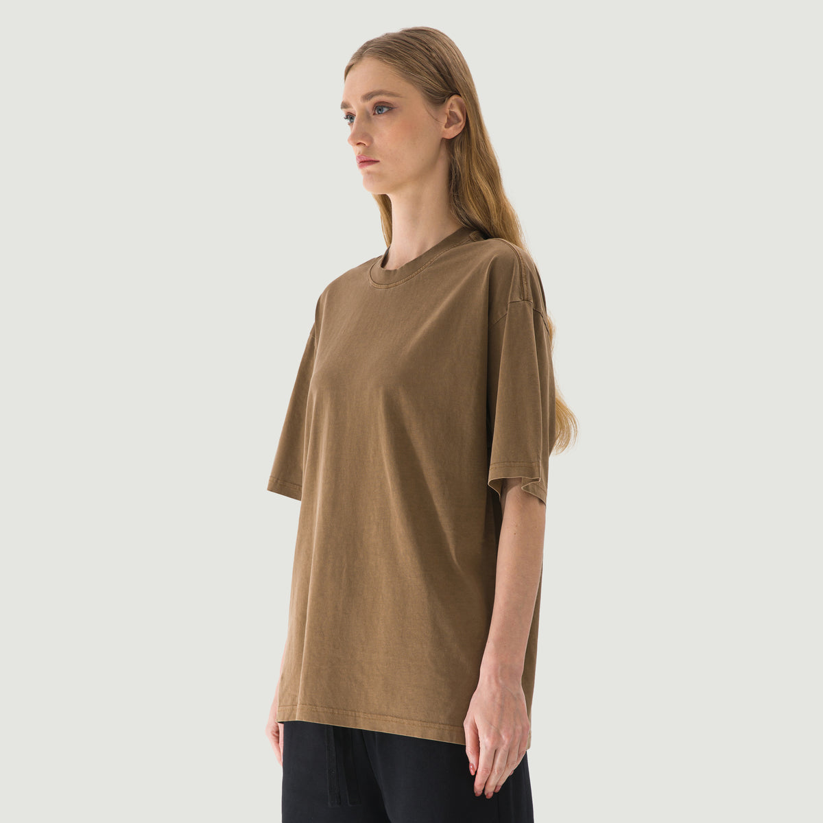 דוגמנית לובשת JINX WASHED – חולצת JINX IT 200GSM בצבע חום במבט צד