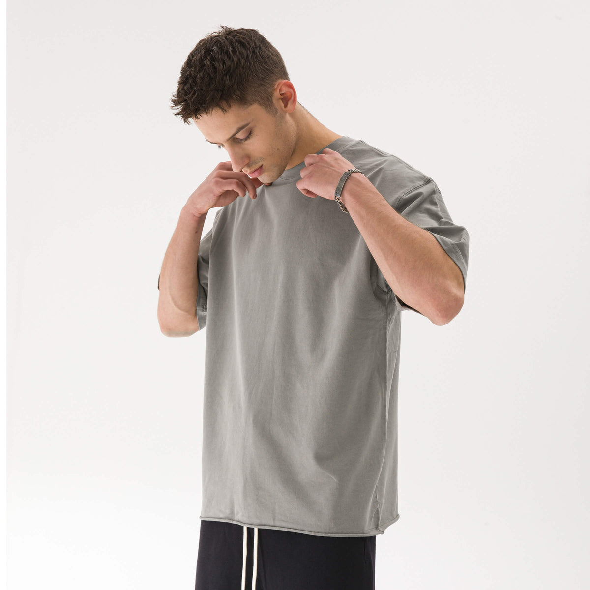 דוגמן לובש JINX FADED RAW – חולצת JINX IT אפורה 260GSM