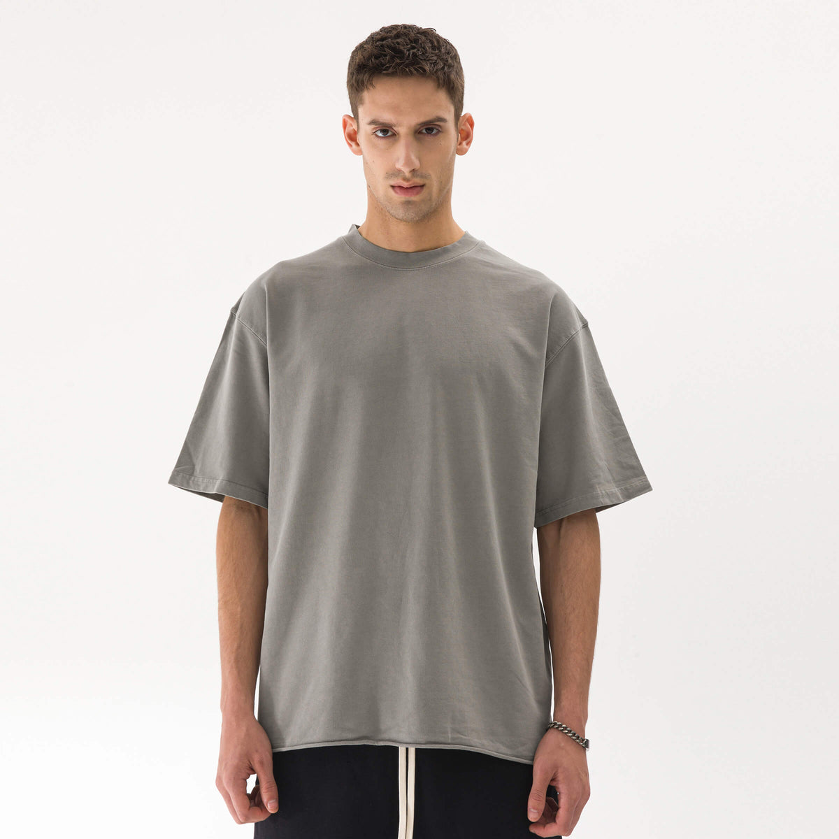 דוגמן לובש JINX FADED RAW – חולצת JINX IT אפורה 260GSM
