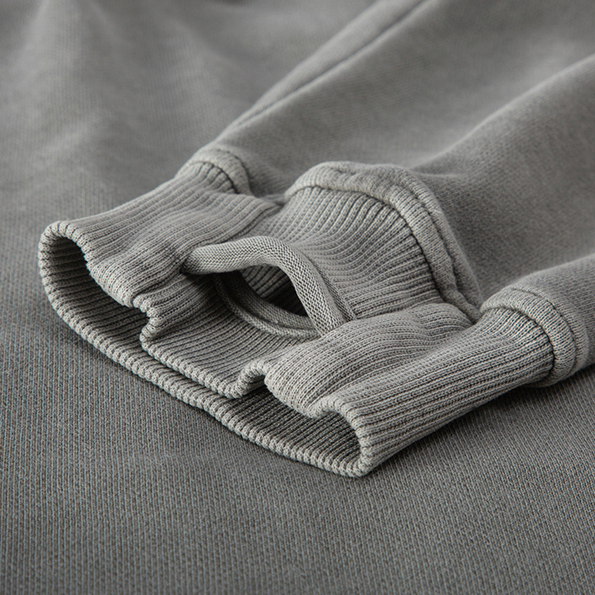 תקריב שרוול וגימור של JINX WASHED SLIT