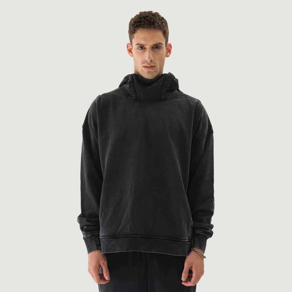 דוגמן לובש JINX WASHED SLIT – קפוצ׳ון טורטלנק שחור במבט קדמי