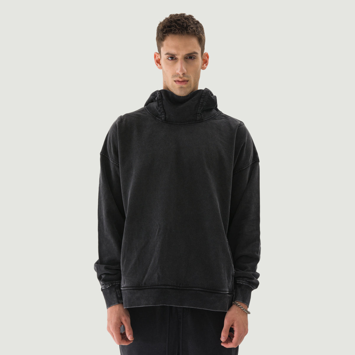 דוגמן לובש JINX WASHED SLIT – קפוצ׳ון טורטלנק שחור במבט קדמי