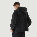 דוגמן לובש JINX WASHED SLIT – קפוצ׳ון טורטלנק בגוון שחור במבט אחורי