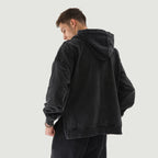 דוגמן לובש JINX WASHED SLIT – קפוצ׳ון טורטלנק בגוון שחור במבט אחורי