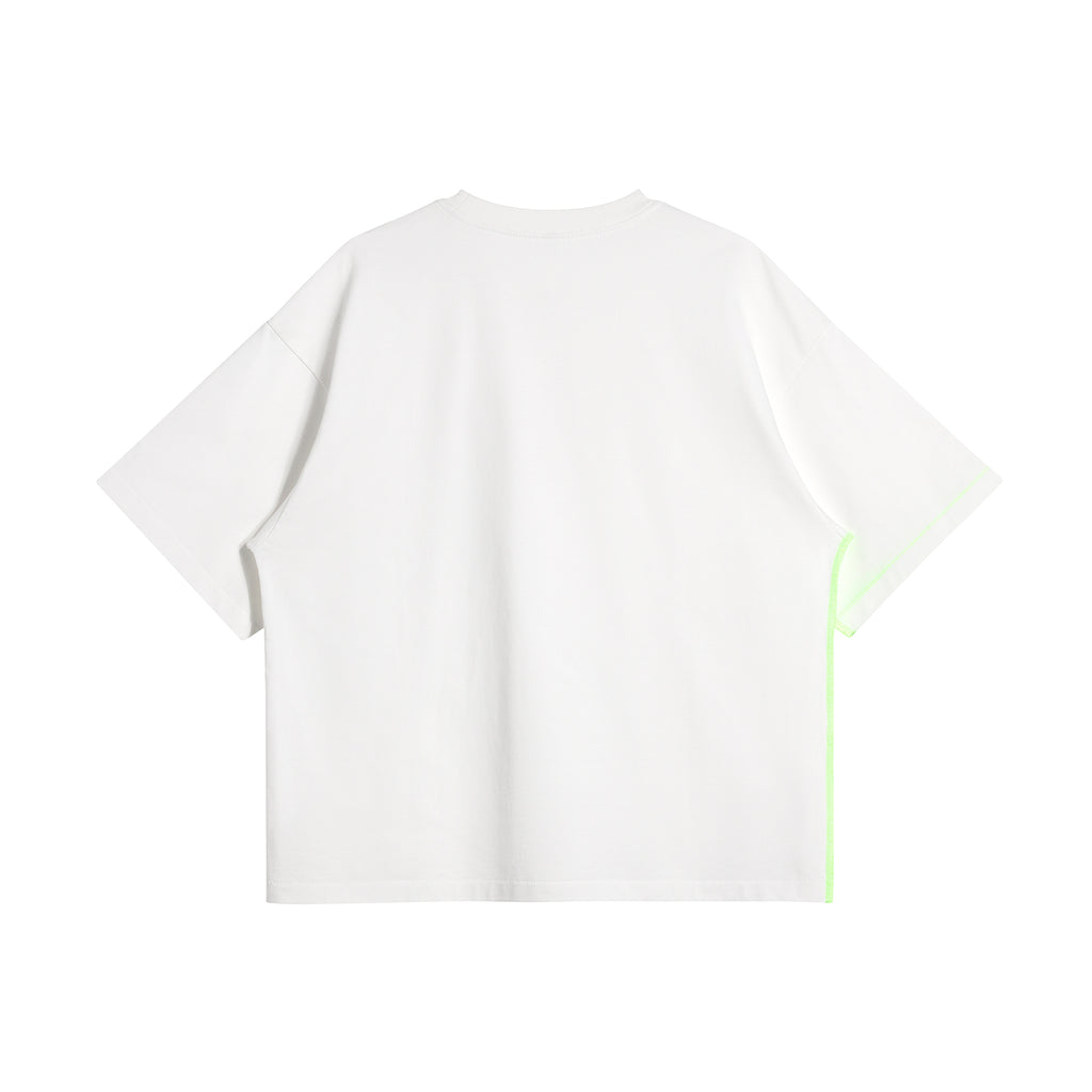 מבט אחורי על חולצת WIRED WILD לבנה בגזרת UNISEX BOXY