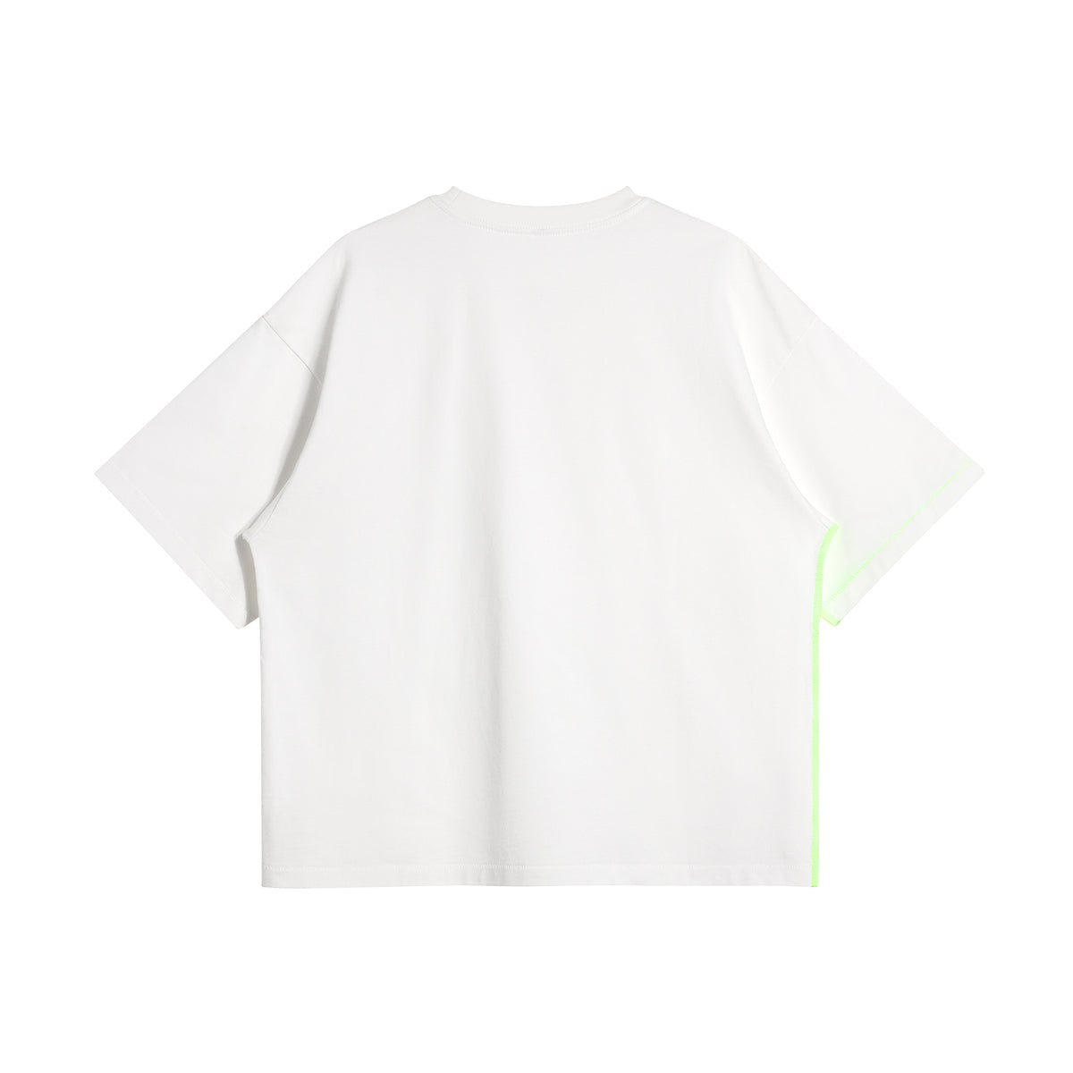 מבט אחורי על חולצת WIRED WILD לבנה בגזרת UNISEX BOXY