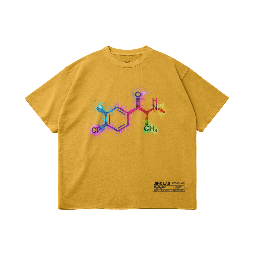 FREQUENCY STUDY – חולצת JINX IT בצבע Vintage Yellow עם גרפיקה קדמית